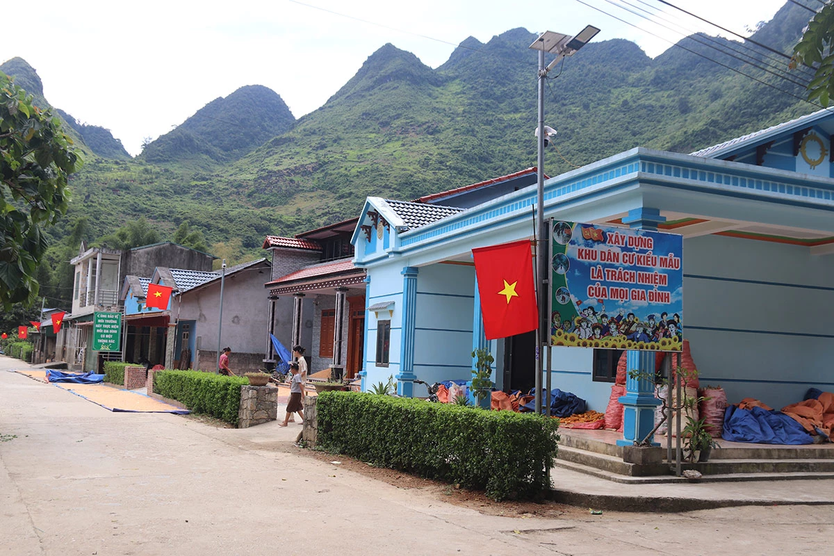 Mỗi bóng đèn tắt đi, mỗi tòa nhà cũ khép lại cánh cửa không đơn thuần là tiết kiệm vài kWh điện mà là minh chứng cho một bước chuyển từ tư duy ngắn hạn sang tầm nhìn dài hạn, từ lợi ích tức thì sang động lực phát triển bền vững ở Tuyên Quang. Khi được nhìn nhận đúng và triển khai nghiêm túc, cải cách hành chính không dừng ở việc sắp xếp lại bộ máy mà trở thành một phần trong hành trình hiện thực hóa khát vọng “Việt Nam xanh” – nơi quản trị công và bảo vệ môi trường cùng song hành.