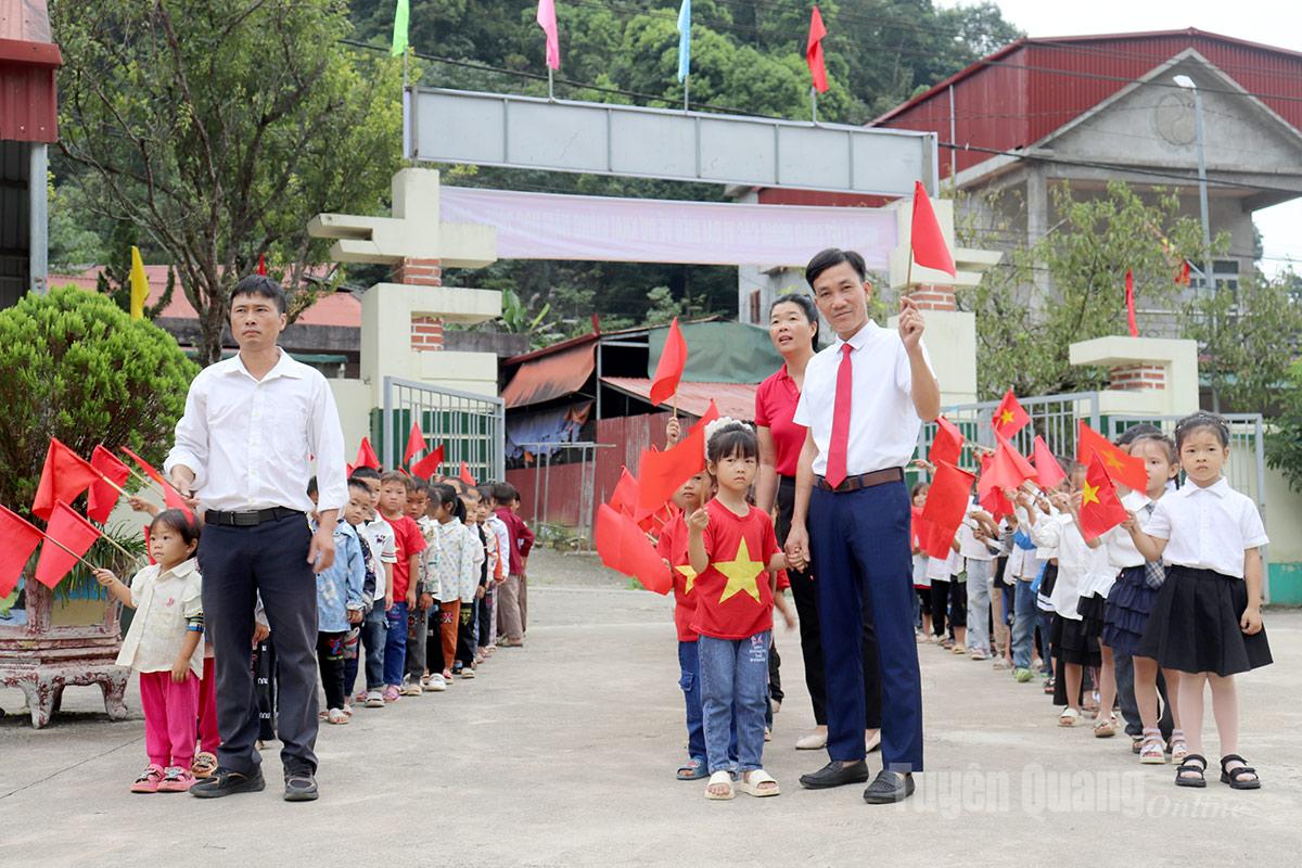 Thầy cô giáo trường Tiểu học Phú Lũng, xã Bạch Đích đón học sinh lớp 1 trong ngày khai giảng. Ảnh: Hồng Cừ