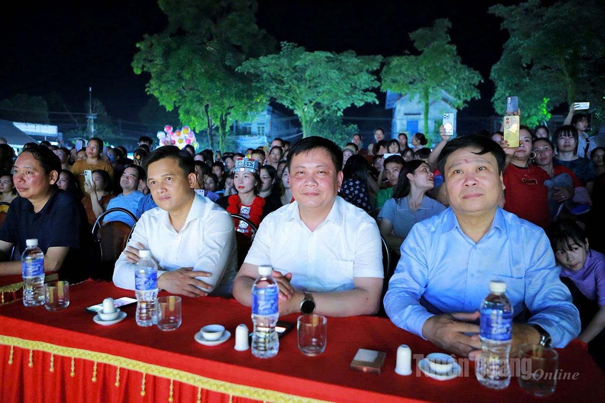 Các đại biểu tham dự Lễ khai mạc Tuần văn hoá du lịch xã Thông Nguyên.