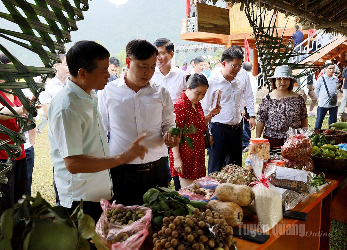 Các đại biểu tham quan gian hàng chợ quê.