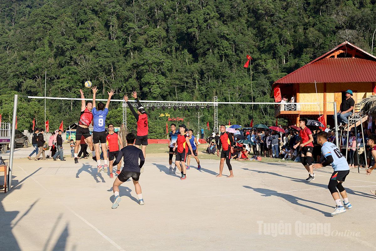 Phần thi đấu bóng chuyền giữa các xã Hùng An, Bạch Xa 1, Bạch Xa 2, Vĩnh Tuy, Phù Lưu, Hàm Yên.