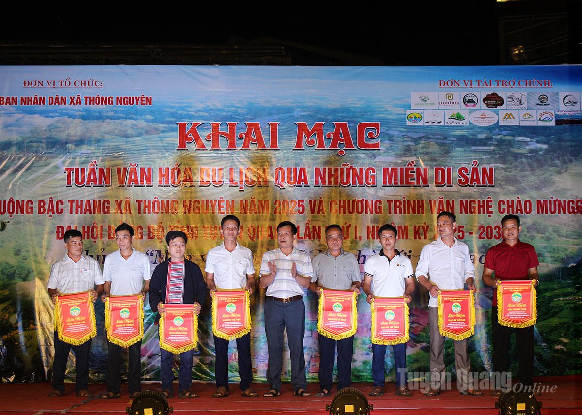 Ban tổ chức trao cờ lưu niệm cho các đội chơi tham gia phần thi đấu thể thao.