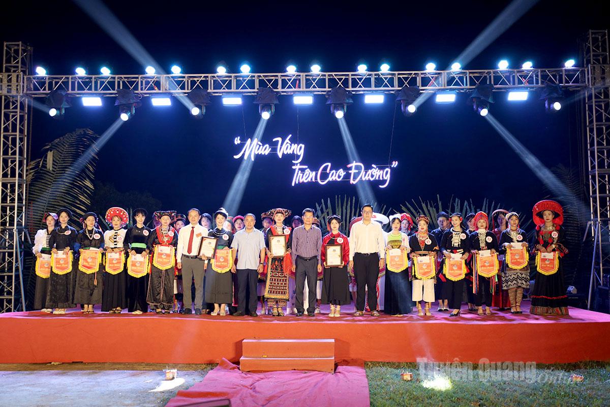 Ban tổ chức trao giải cho các thí sinh trình diễn trang phục dân tộc trên địa bàn xã Bạch Xa