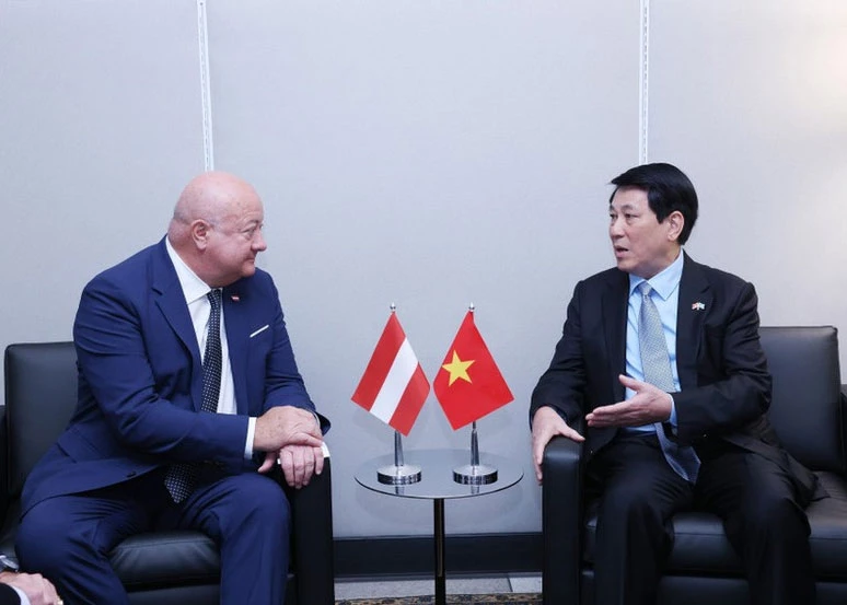 Vietnamese State President Luong Cuong (R) receives Austrian Prime Minister Christian Stocker on the sidelines of the General Debate of the 80th Session of the United Nations General Assembly in New York, the US, on September 22 (local time). (Photo: VNA)