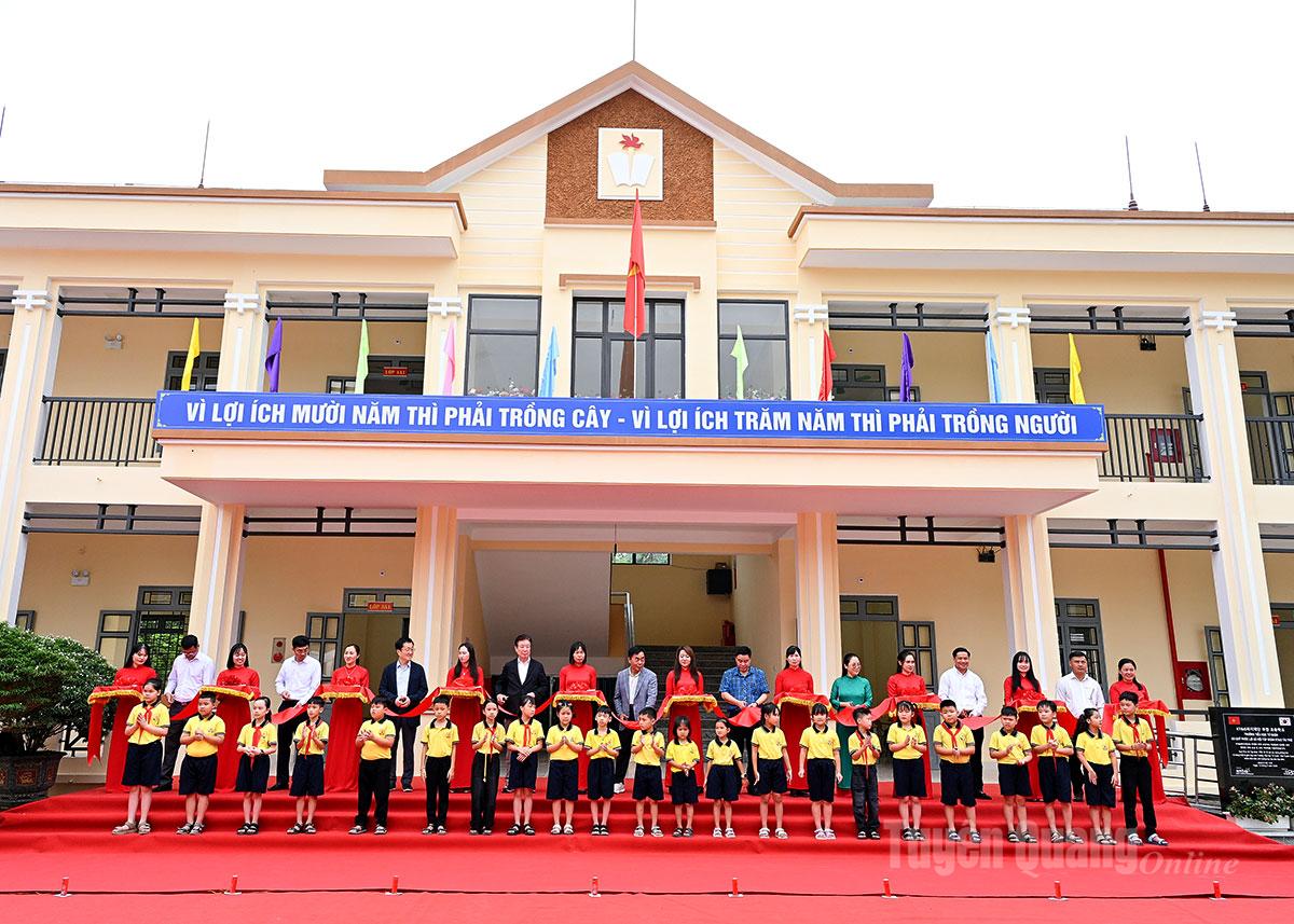 Các đại biểu cắt băng khánh thành công trình.