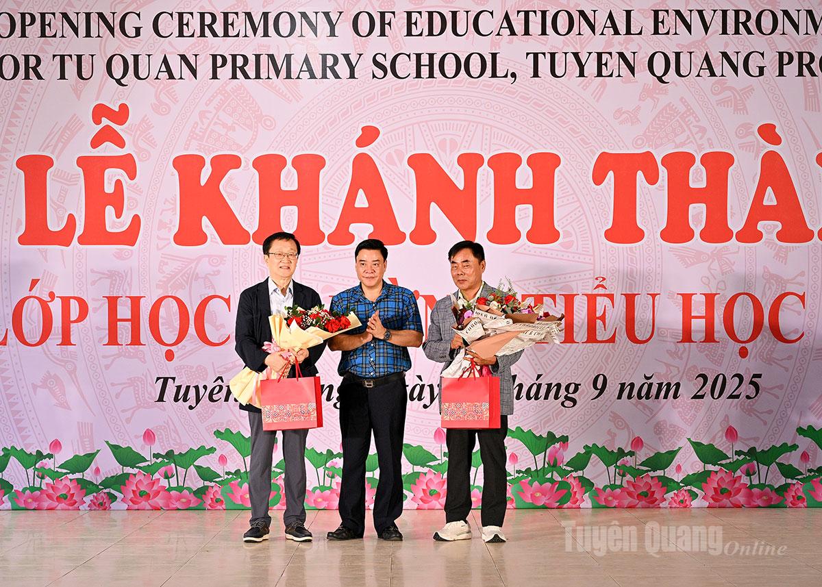 Phó Chủ tịch UBND tỉnh Hoàng Gia Long tặng hoa, quà cảm ơn nhà tài trợ công trình.