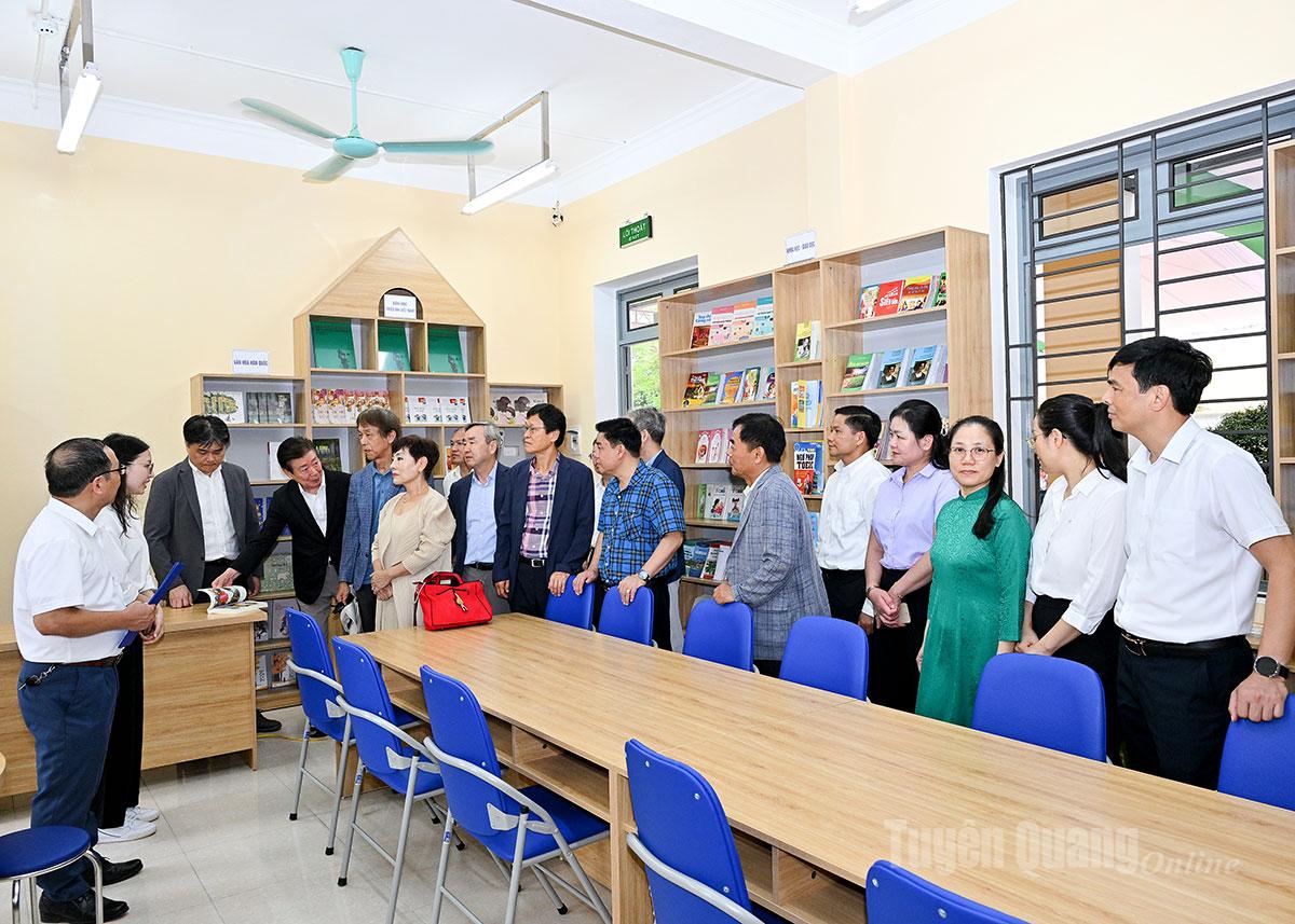 Các đại biểu tham quan phòng thư viện mới được đầu tư của nhà trường.