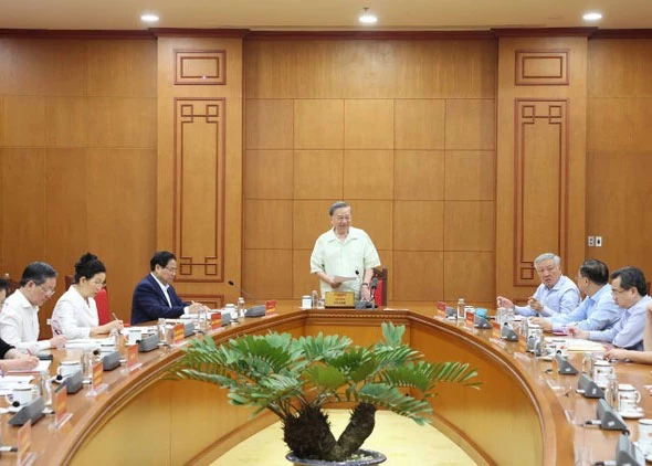 At the working session on September 17 (Photo: VNA)