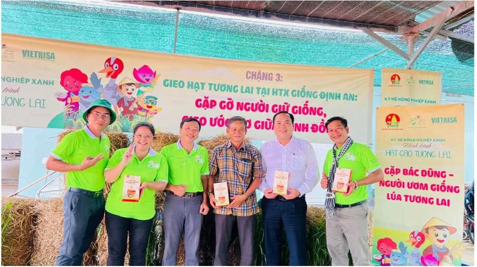 Lãnh đạo xã, nông dân, giáo viên Tổng phụ trách Đội, chuyên gia du lịch giáo dục trải nghiệm, chuyên gia văn hóa, dân tộc học cùng chung tay thắp lửa nông thôn. Ảnh VP Đọc sách cùng Xích Lô