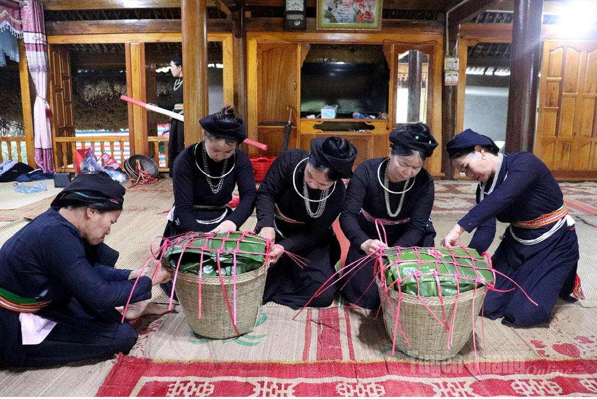 Chú thíc ảnh: Nhà trai chuẩn bị đồ lễ mang sang nhà gái.