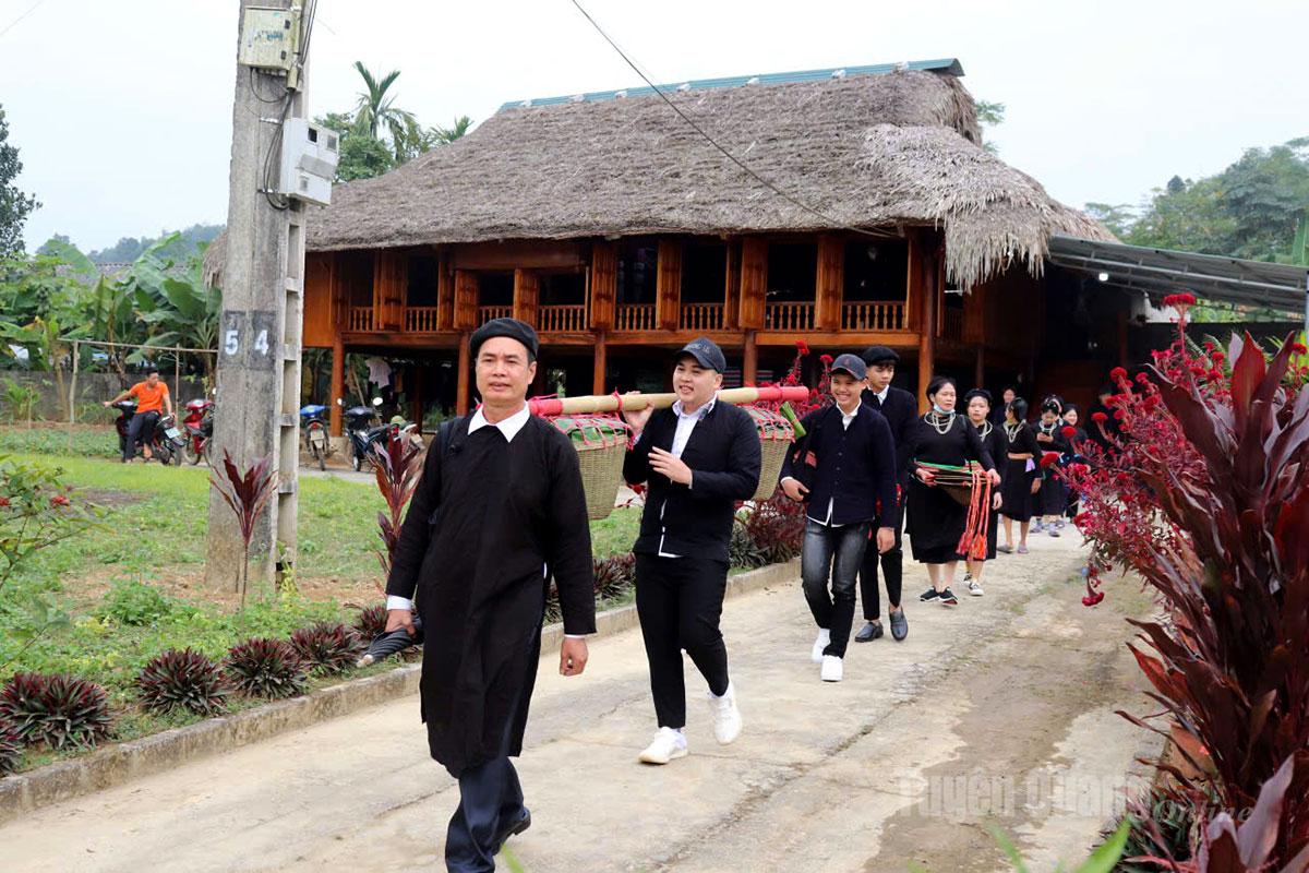 Chú Thích ảnh: Đoàn nhà trai sang nhà gái đón dâu.