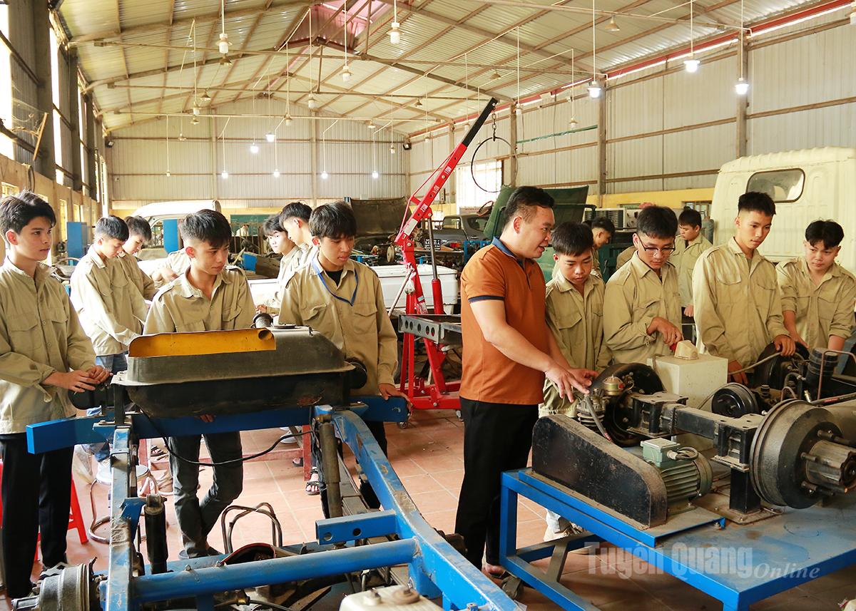 Students of Tuyen Quang College of Engineering and Technology during an automotive technology practice session.