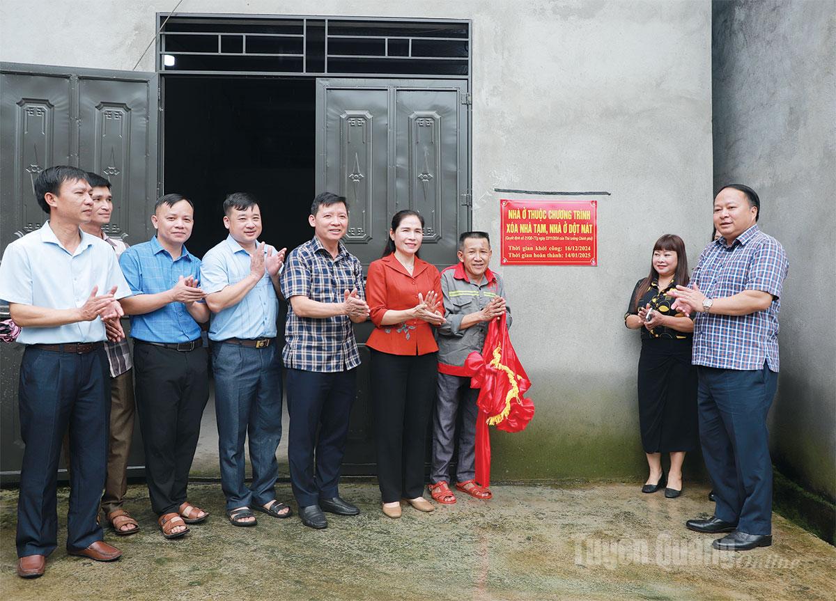 Chủ tịch UBND tỉnh Phan Huy Ngọc dự khánh thành xóa nhà tạm cho gia đình ông Nông Văn Viện, xã Minh Ngọc.                                                                                            
