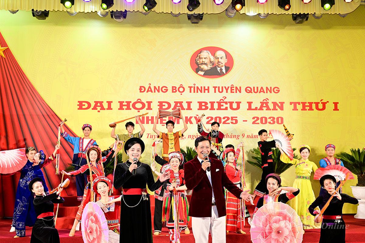 Tiết mục mang tên Bài ca quê hương.