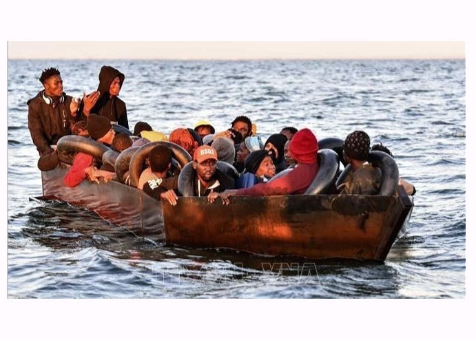 Migrants rescued by the Tunisian coastguard in the Mediterranean Sea. (Photo: VNA).