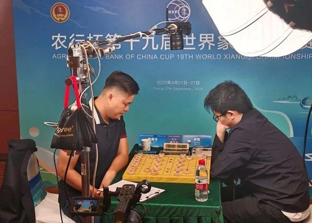 Viet Nam’s xiangqi kingpin Lai Ly Huynh (L) at the match (Photo: VNA)