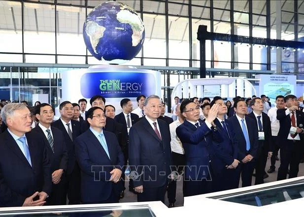 Party General Secretary To Lam, and Prime Minister Pham Minh Chinh (third from left) visit the exhibition showcasing outstanding scientific and technological achievements over the past 50 years (Photo: VNA)