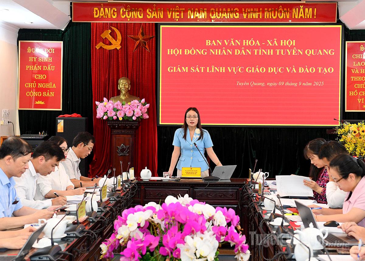 Đồng chí Hùng Thị Giang, Trưởng ban Văn hóa - Xã hội HĐND tỉnh, Trưởng Đoàn giám sát phát biểu tại buổi làm việc với Sở Giáo dục và Đào tạo.