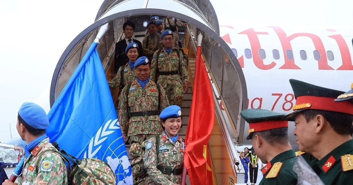 Engineering Unit Rotation 3 is welcomed at Noi Bai International Airport on September 29. (Photo: VNA).