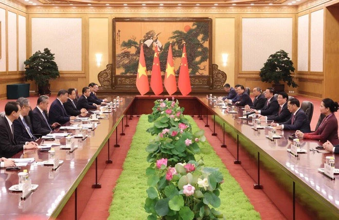 State President Luong Cuong (left) meets with Party General Secretary and President of China Xi Jinping in Beijing on September 4. (Photo: VNA)