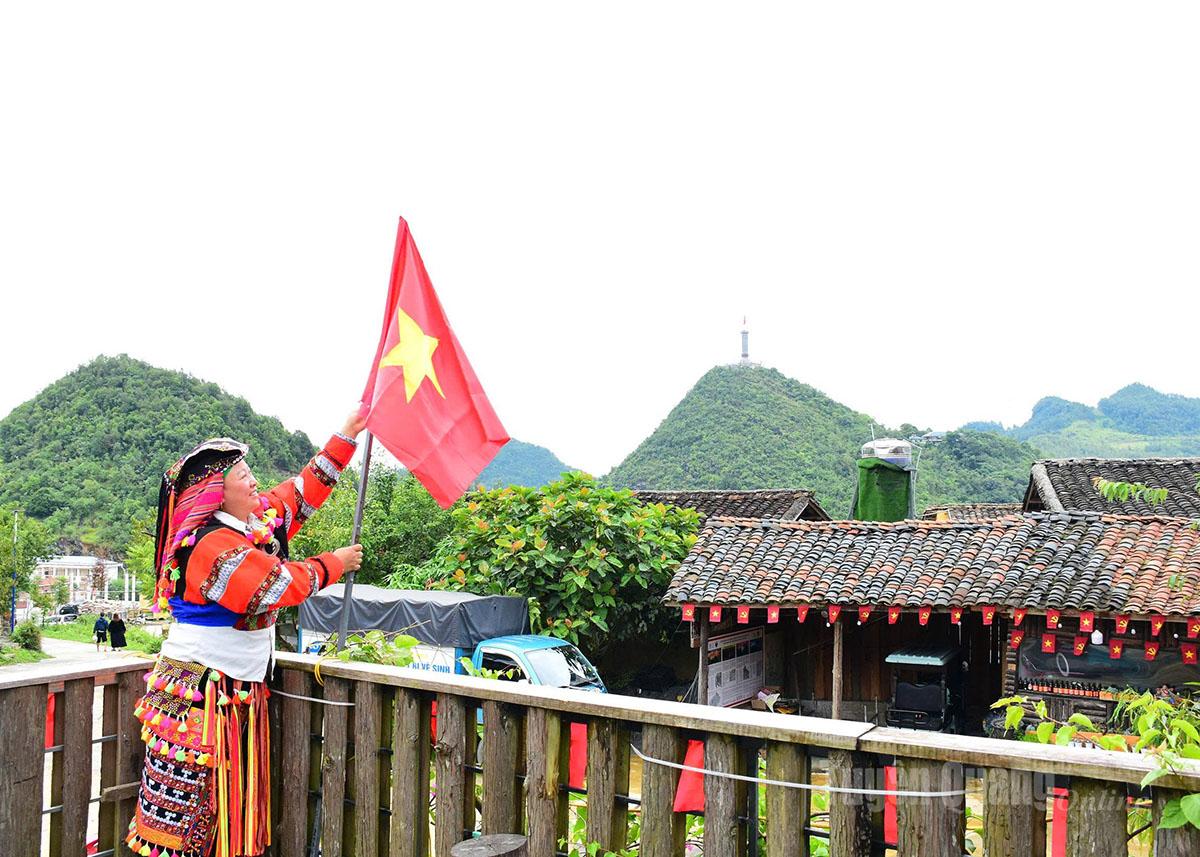 Local people of Lung Cu decorated their homes with national flags to celebrate the occasion.