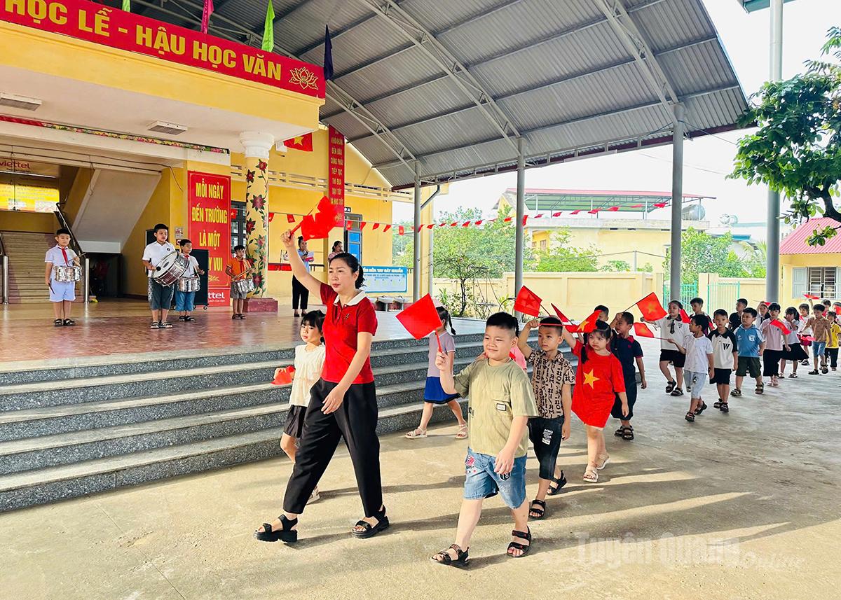 Giáo viên, học sinh Trường Tiểu học Trường Thành, phường Minh Xuân hân hoan chào đón năm học mới.
