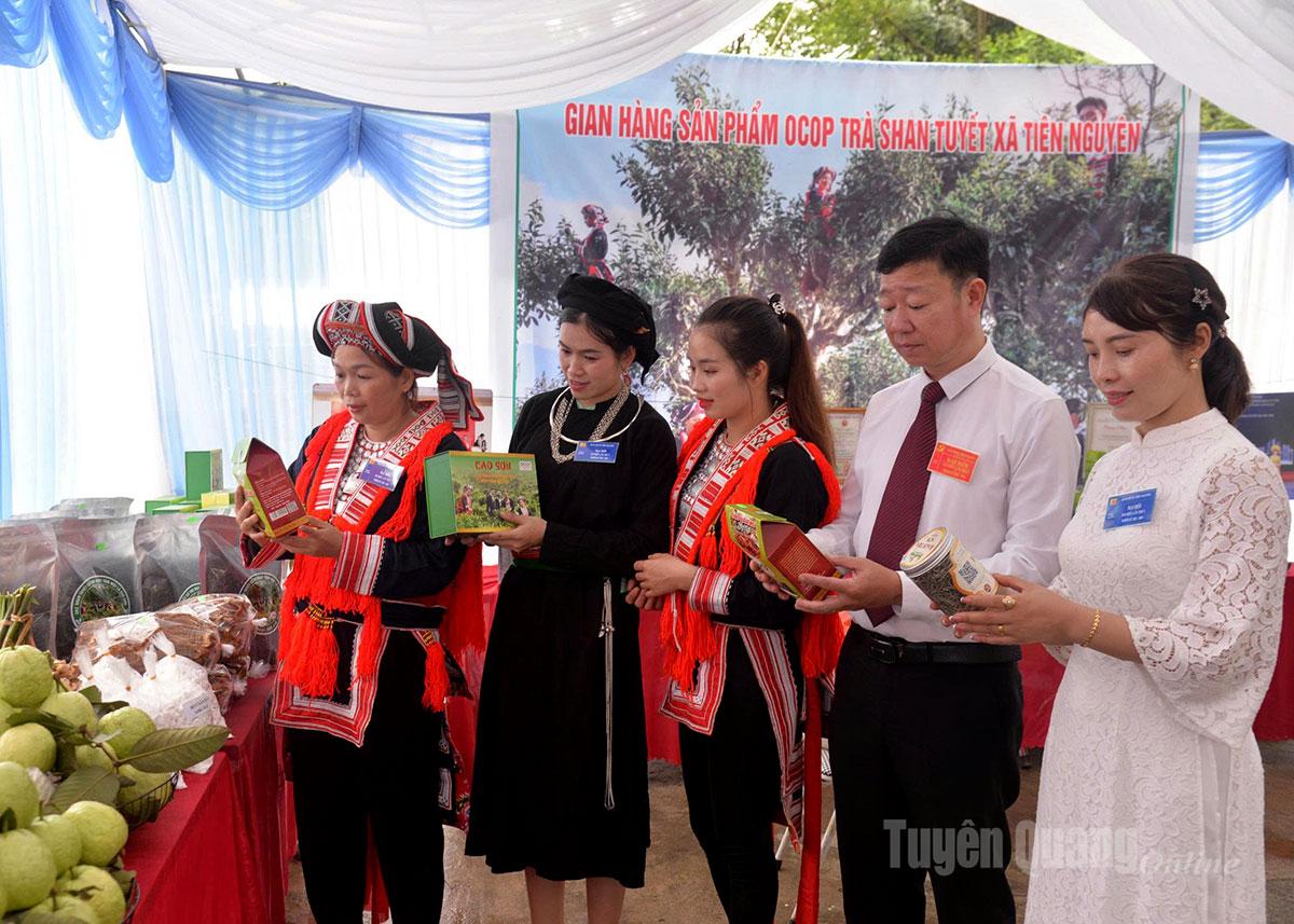 Gian hàng trưng bày các sản phẩm nông sản đặc trưng của xã Tiên Nguyên.