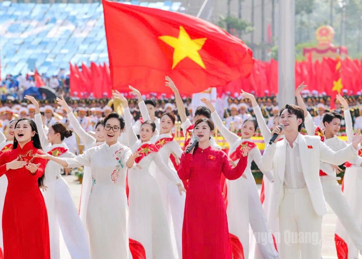 Các ca sĩ trẻ  tham gia hòa giọng trong tiết mục nghệ thuật liên khúc đặc biệt tại Lễ kỷ niệm, diễu binh, diễu hành sáng 2/9.
