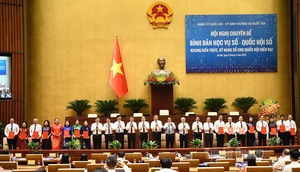 Các đại biểu đại diện cho các tỉnh, thành phố, ngành thực hiện cam kết và chụp ảnh lưu niệm với các đồng chí lãnh đạo Đảng, Nhà nước.