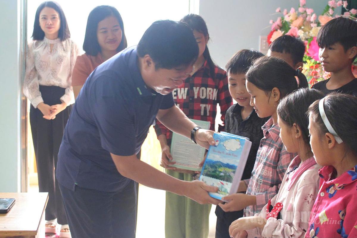 Đồng chí Tổng Biên tập Báo và phát thanh, truyền hình Tuyên Quang Mai Đức Thông trao quà cho các em học sinh trường Phổ thông Dân tộc bán trú TH&THCS Thàng Tín, xã Thàng Tín.