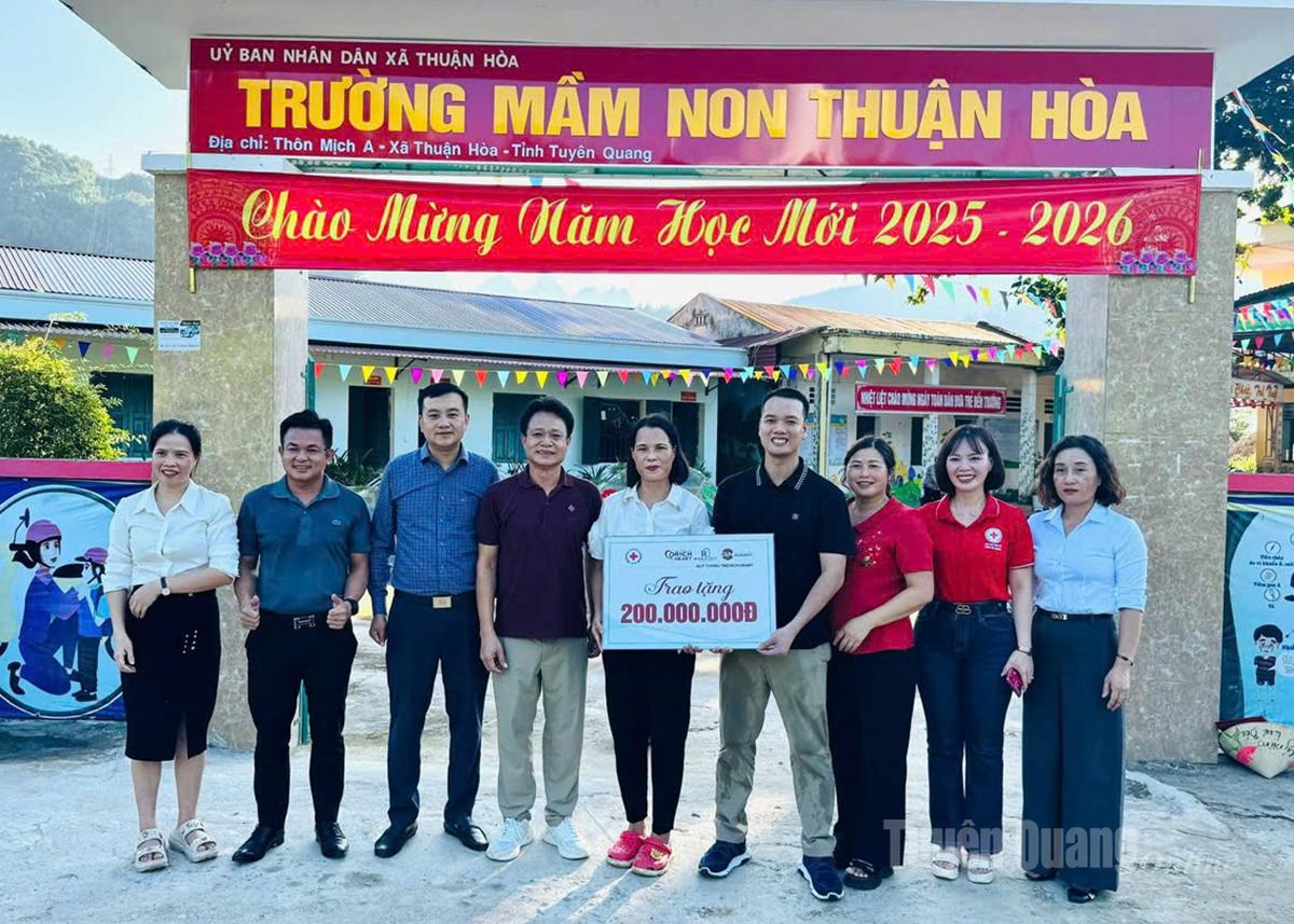 Các tấm lòng hảo tâm trao hỗ trợ xây dựng nhà lưu trú trường Mầm non Thuận Hòa.