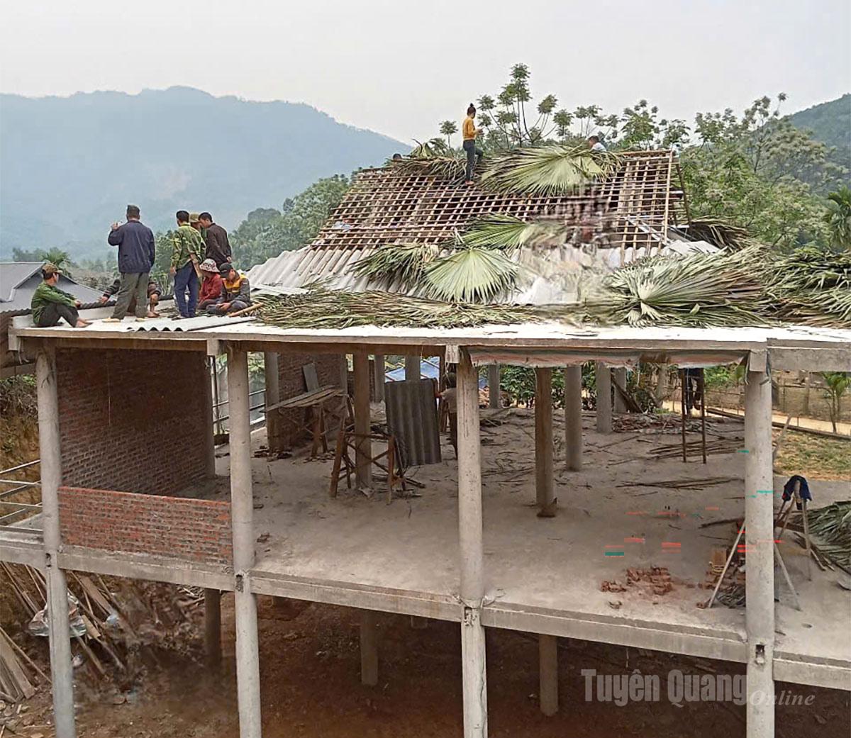 Người dân thôn Trung Thành 3, xã Thái Sơn hỗ trợ ngày công giúp hộ nghèo Trần Văn Đạt lợp lại mái nhà.
