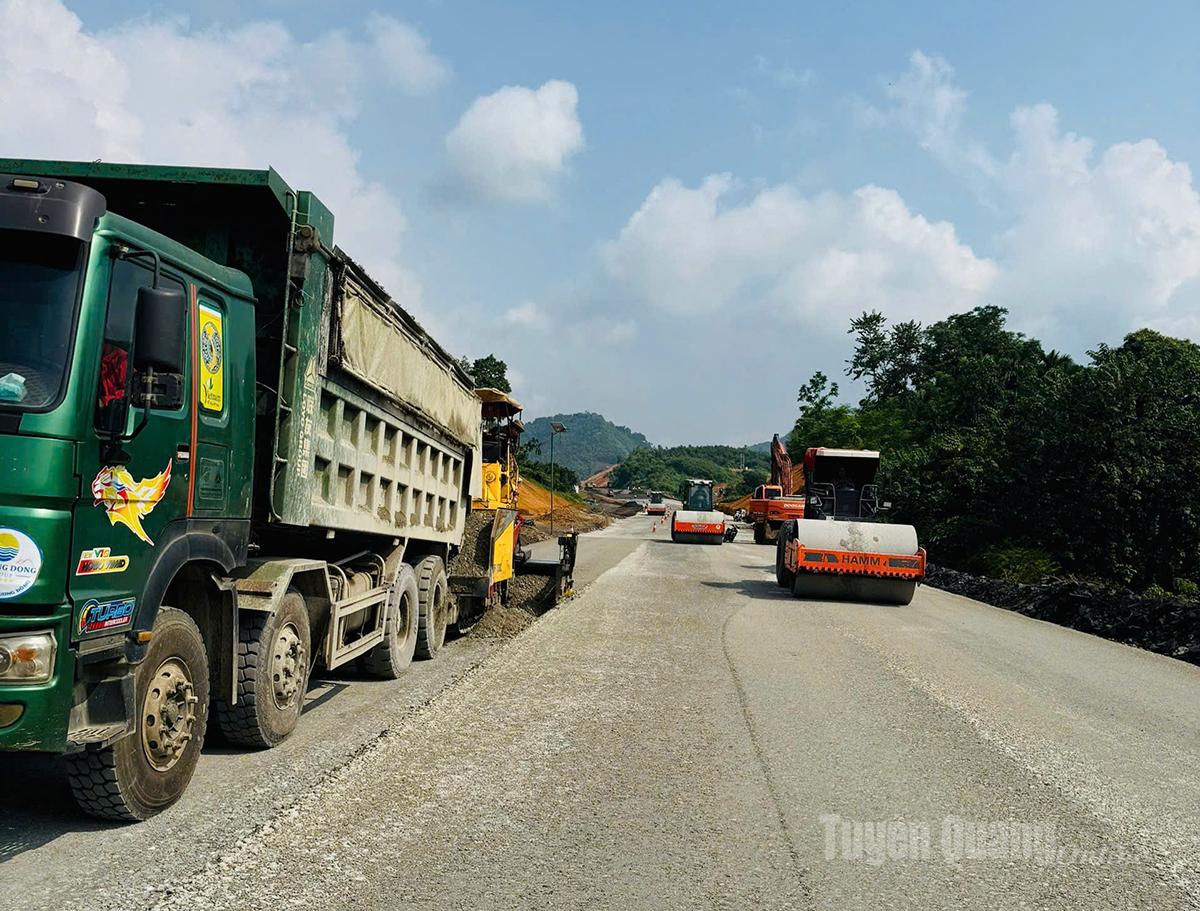 Thi công phần móng đường cấp phối đá răm trên tuyến Cao tốc Tuyên Quang - Hà Giang.

