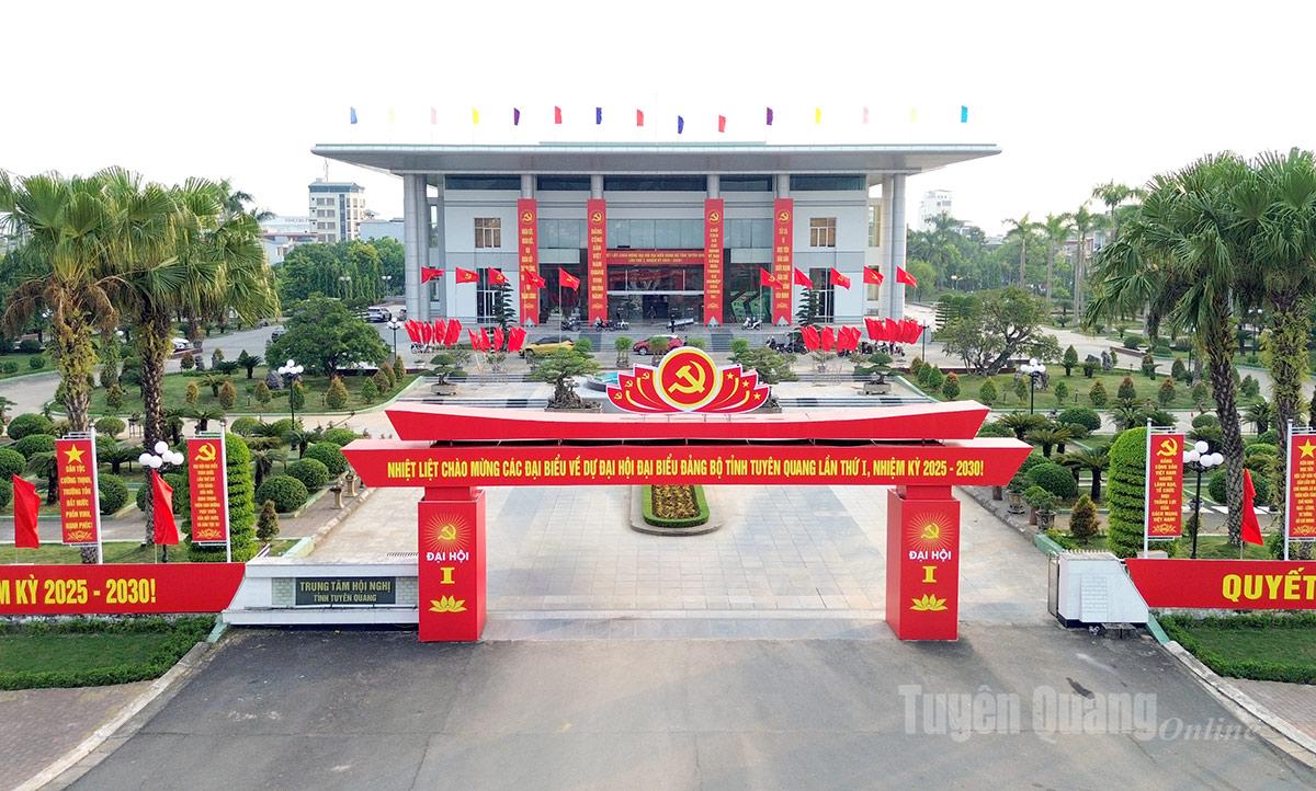 Công tác chuẩn bị tại Trung tâm Hội nghị tỉnh - nơi diễn ra Đại hội Đảng bộ tỉnh lần thứ I đã được hoàn tất.