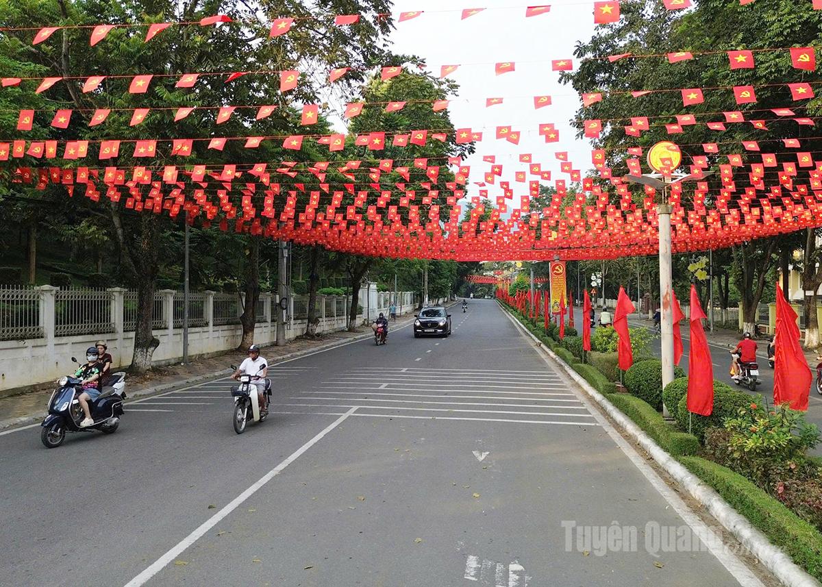 Khắp các ngả đường tràn ngập sắc màu cờ đỏ.