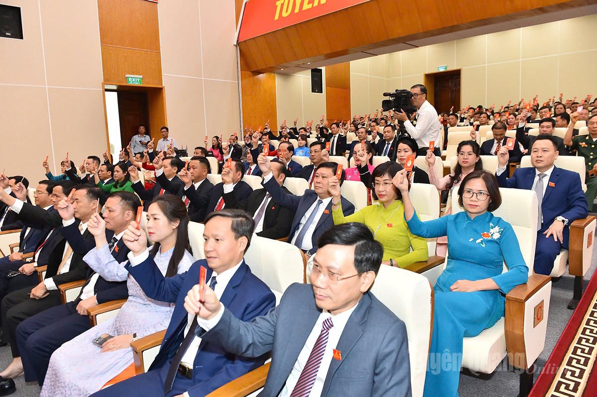 Đại biểu biểu quyết thông qua Nghị quyết Đại hội.