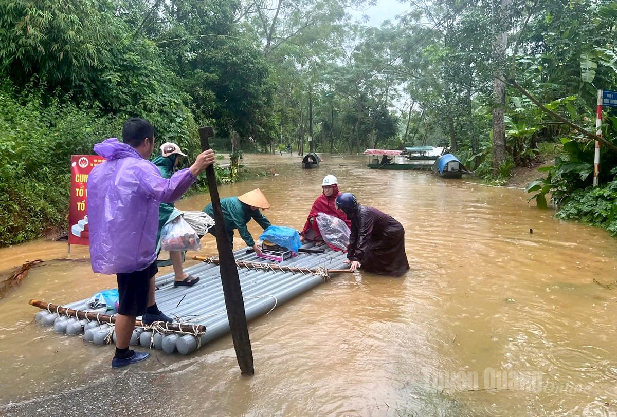 Cán bộ xã Chiêm Hóa giúp người dân di dời đồ vật và tài sản đến nơi an toàn. Ảnh: Bàn Thanh