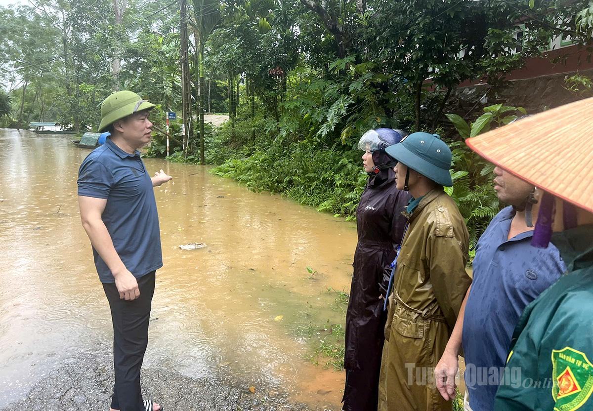 Lãnh đạo xã Chiêm Hóa kiểm tra tình hình mưa lũ tại thôn Ninh Thái. Ảnh: Bàn Thanh
