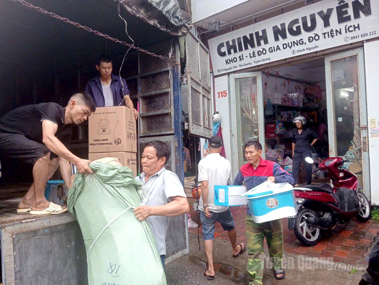 Rút kinh nghiệm từ đợt lũ năm 2024, năm nay cửa hàng Chinh Nguyễn, đường Nguyễn Trãi, tổ 8 phường Minh Xuân dọn đồ tránh lũ từ sớm. Ảnh: Hoàng Ngọc