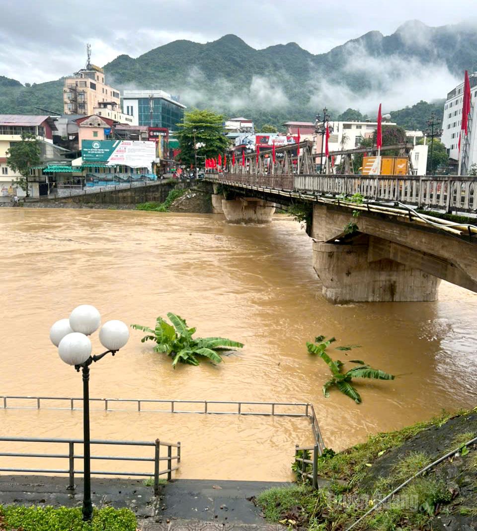 Mực nước sông Lô dâng ngập đường đi bộ (bờ kè phía Tây sông Lô, cạnh Bảo tàng Hà Giang)