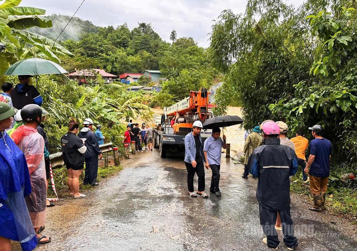 Xã Ngọc Đường huy động phương tiện để đưa chiếc xe khách đang bị mắc giữa dòng nước lũ tại Km 18, Quốc lộ 34 đến nơi an toàn. Ảnh: Trần Kế