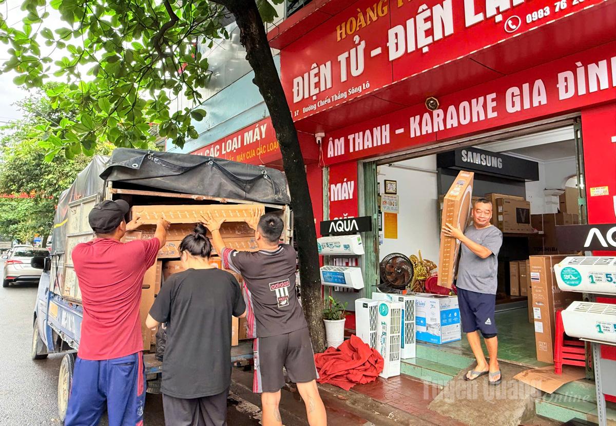 Các hộ gia đình, cửa hàng trên đường Chiến thắng Sông Lô chủ động di chuyển tài sản đến nơi an toàn. Ảnh: Thùy Lê
