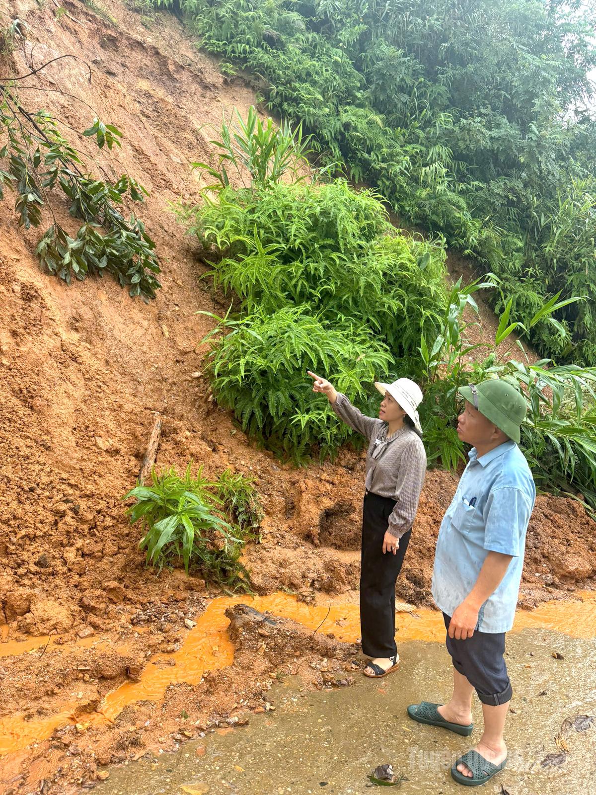 Lãnh đạo xã Kiên Đài kiểm tra tình hình sạt lở tuyến đường vào trường PTDT Bán trú Tiểu học Kiên Đài. Ảnh: Trang Hoàng