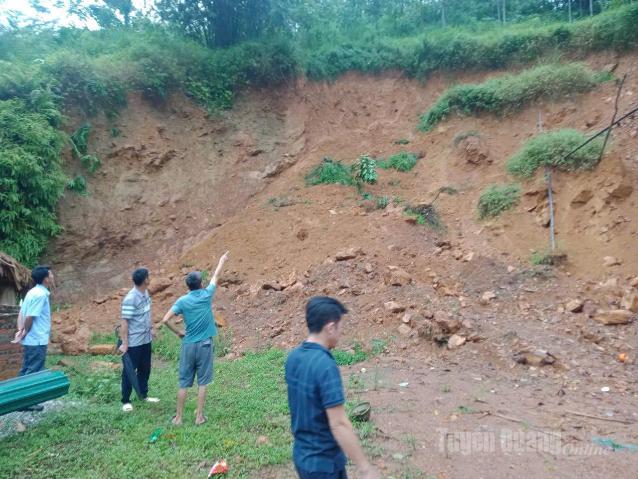 Lãnh đạo xã Xuân Giang kiểm tra tình hình sạt lở tại địa phương. Ảnh Hồng Nhung