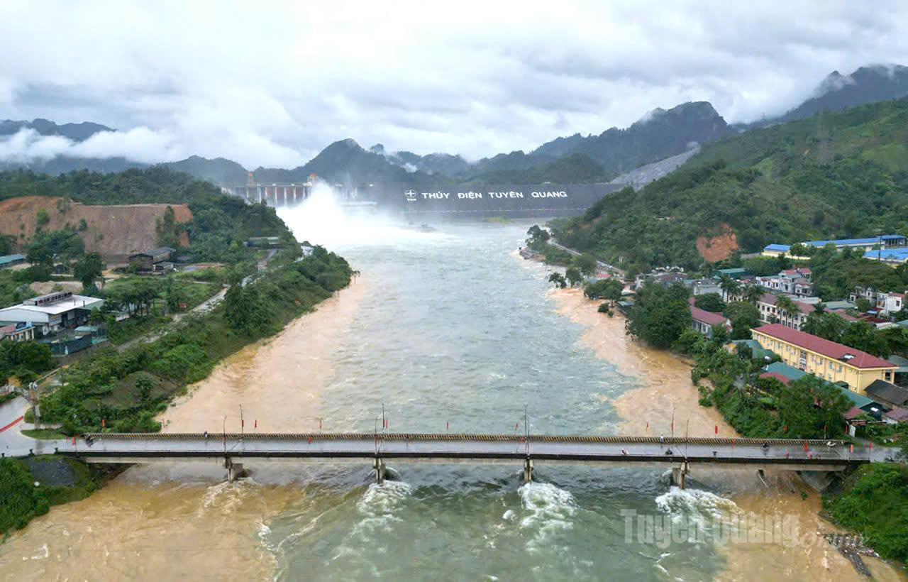 Công ty Thuỷ điện Tuyên Quang tiếp tục mở cửa số 8 vào lúc 14h00 chiều nay. Ảnh: Quang Hòa