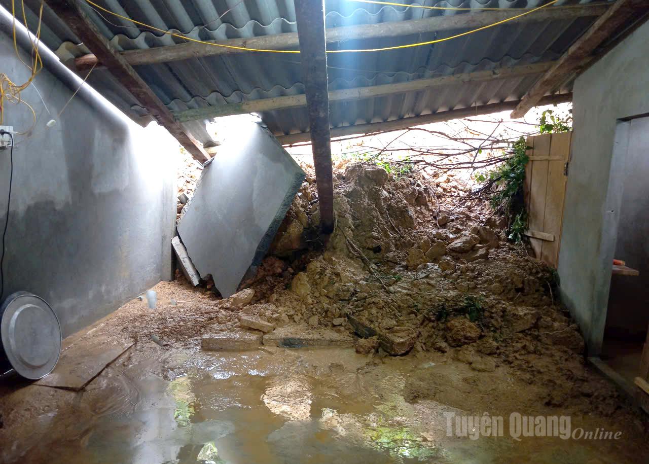 Gia đình ông Vàng  Seo Nhà,  thôn Khuổi Khít, xã Kiến Thiết tỉnh Tuyên Quang do mưa bão bị đổ tường và sập mái sau nha lúc 16g40 phút chiều ngày 30-9-2025. Ảnh: Minh Thủy