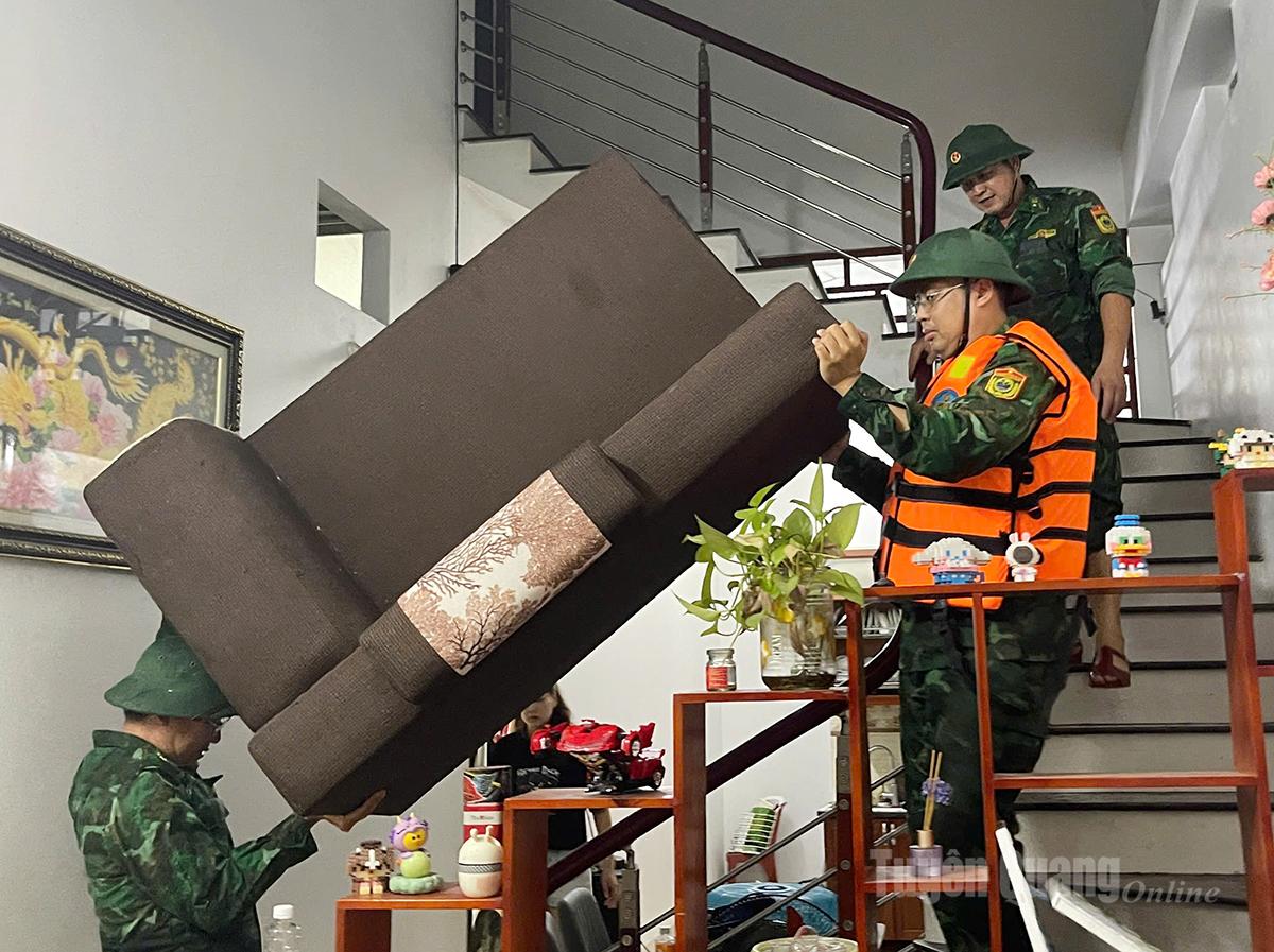 Cán bộ Ban Chỉ huy Bộ đội Biên phòng tỉnh hỗ trợ người dân di chuyển đồ đạc tại phường Hà Giang 2. Ảnh: PV