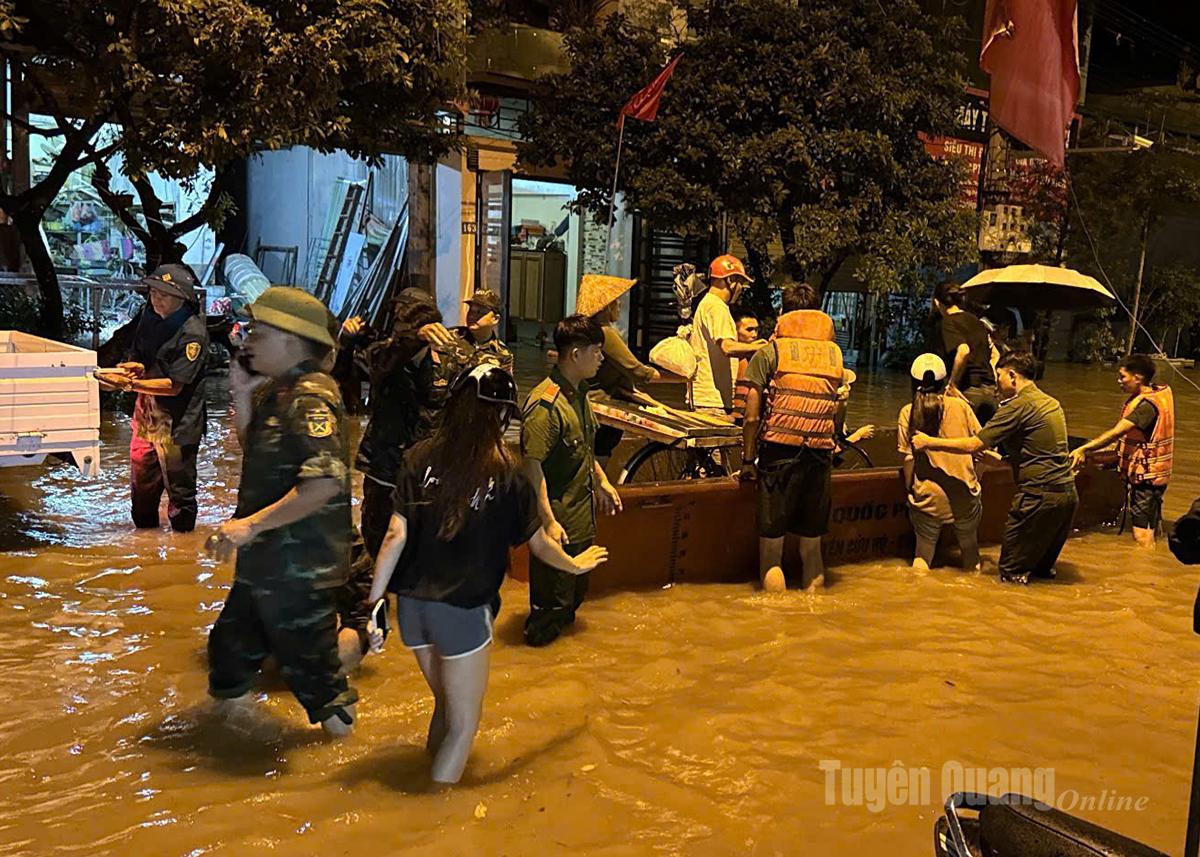 Lực lượng chức năng đảm bảo an toàn cho người dân và di dời đồ đạc tại phường Hà Giang 2. Ảnh: Thảo Nguyên
