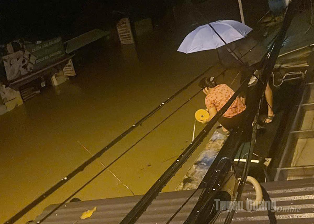 Người dân tổ 12 phường Hà Giang 1, ngồi chờ cứu trợ. Ảnh: Lê Hải