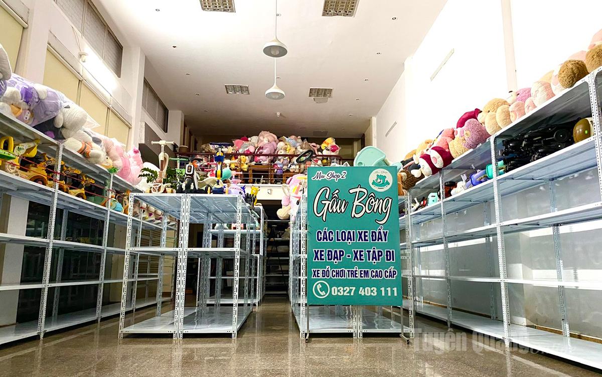 Nhiều hộ kinh doanh ở phường Minh Xuân đã chủ động cất hàng hóa lên cao để đề phòng ngập lụt.